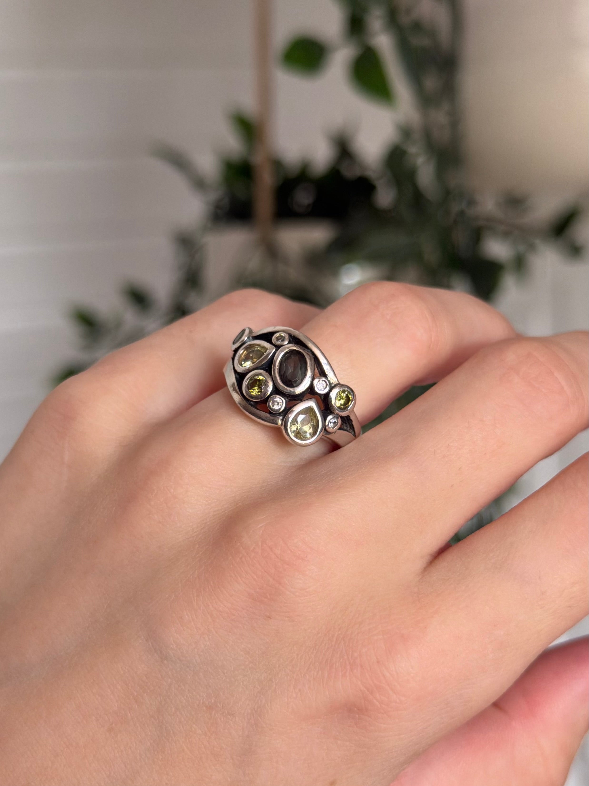 Vintage sterlingsølv ring med sten i grønne nuancer, str 54