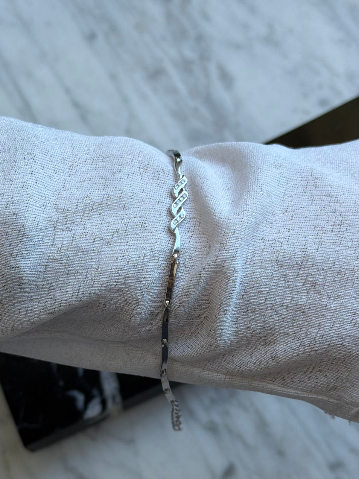 Vintage sterlingsølv armbånd med aflange led og 3 bølger isat klare sten, 18-21cm