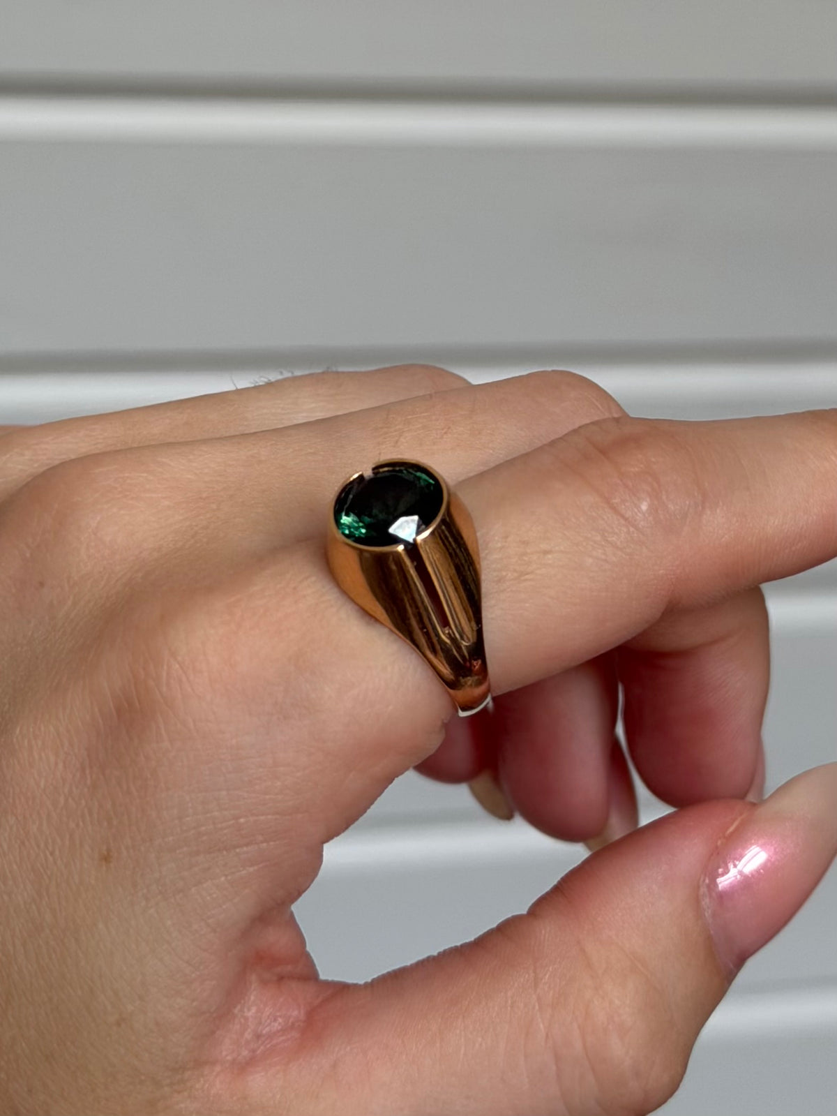 Vintage 14 karat guldring med grøn sten, str 55