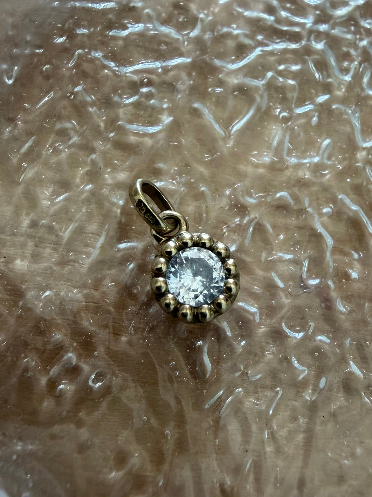 Vintage 8 karat guldvedhæng med rund klar sten