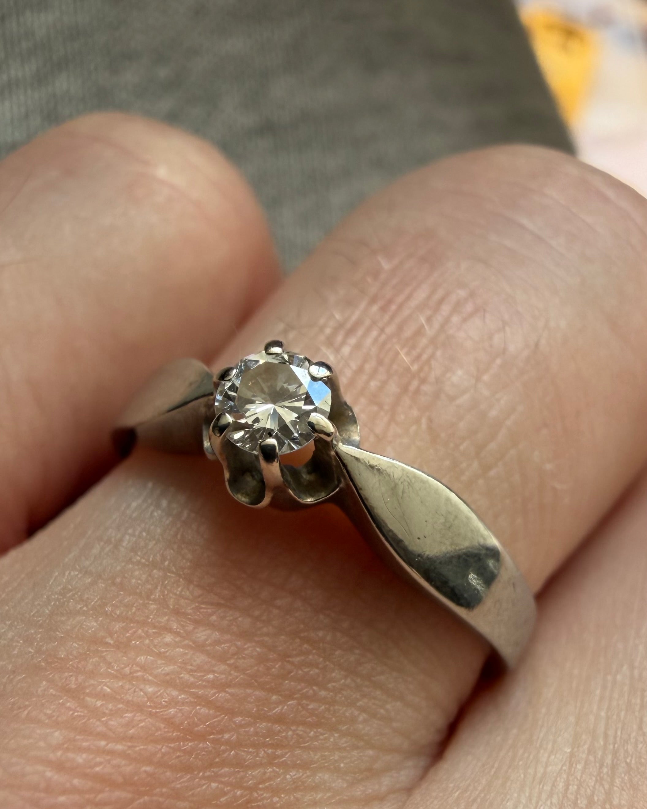 Vintage 14 karat hvidguldsring med 0,18 ct. brilliant