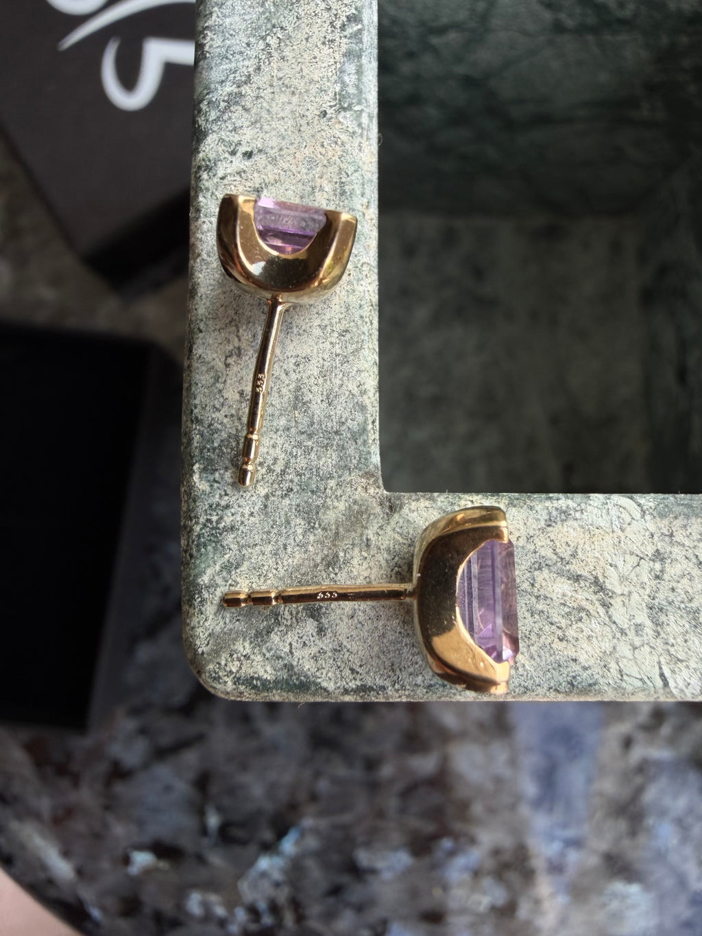 Vintage 8 karat guldørestikkere med ametyst og 14 karat baglåse