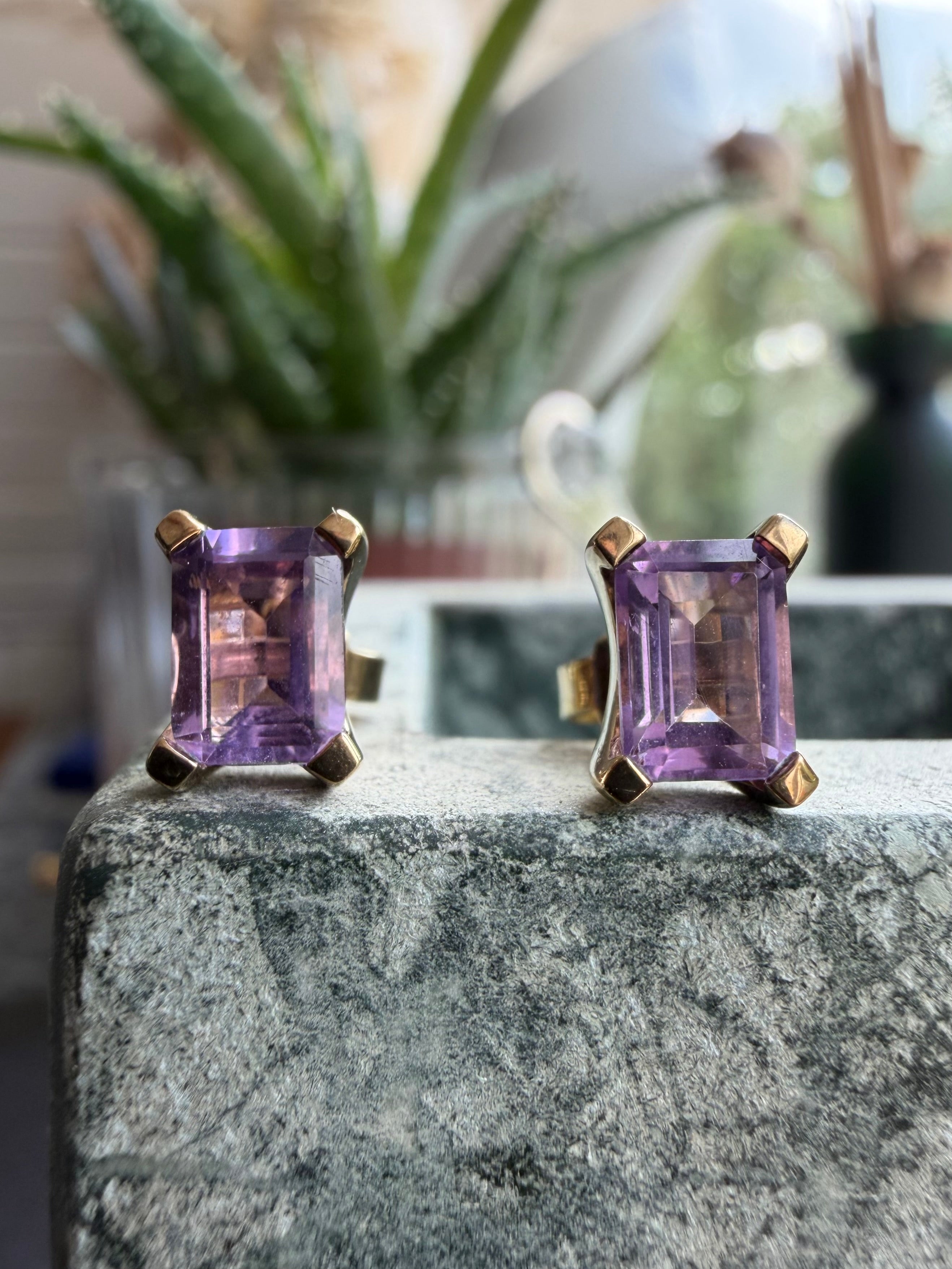 Vintage 8 karat guldørestikkere med ametyst og 14 karat baglåse