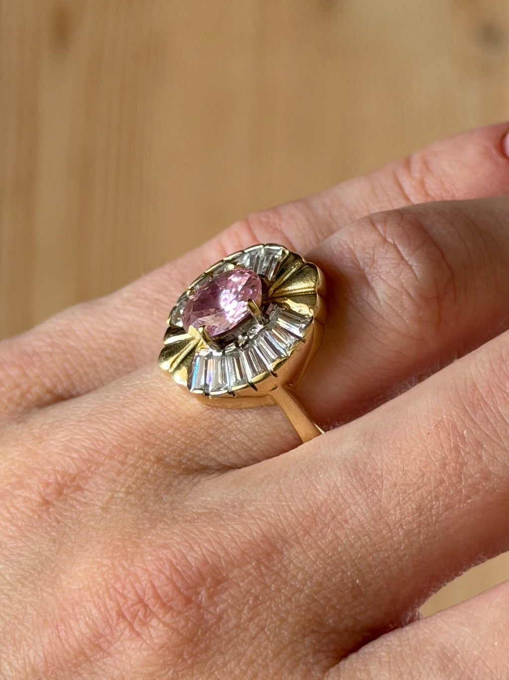 Vintage 14 karat ballerinaring med lyserød og klare sten str. 59