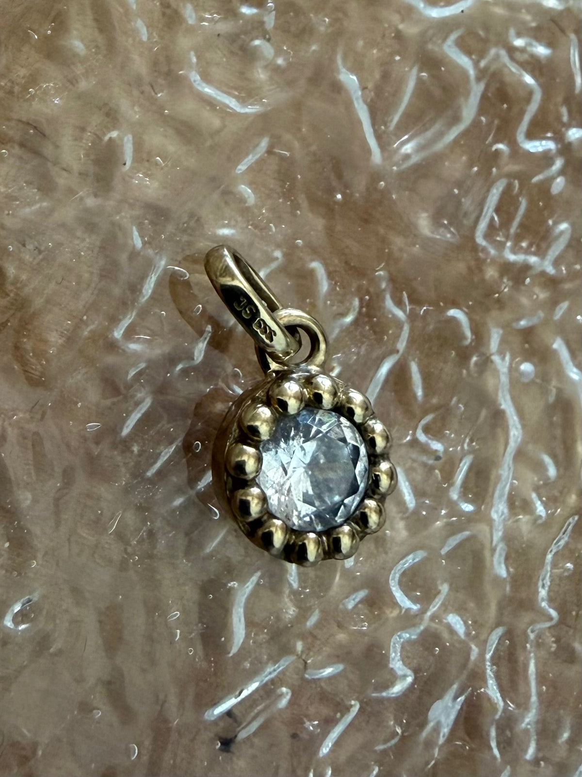 Vintage 8 karat guldvedhæng med rund klar sten