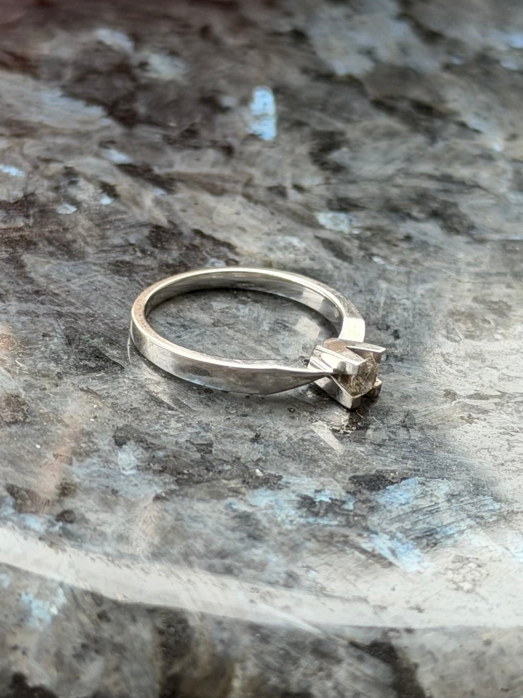 Vintage Scrouples Kleopatra ring 14 karat hvidguld 0,15ct. brilliant, str 51