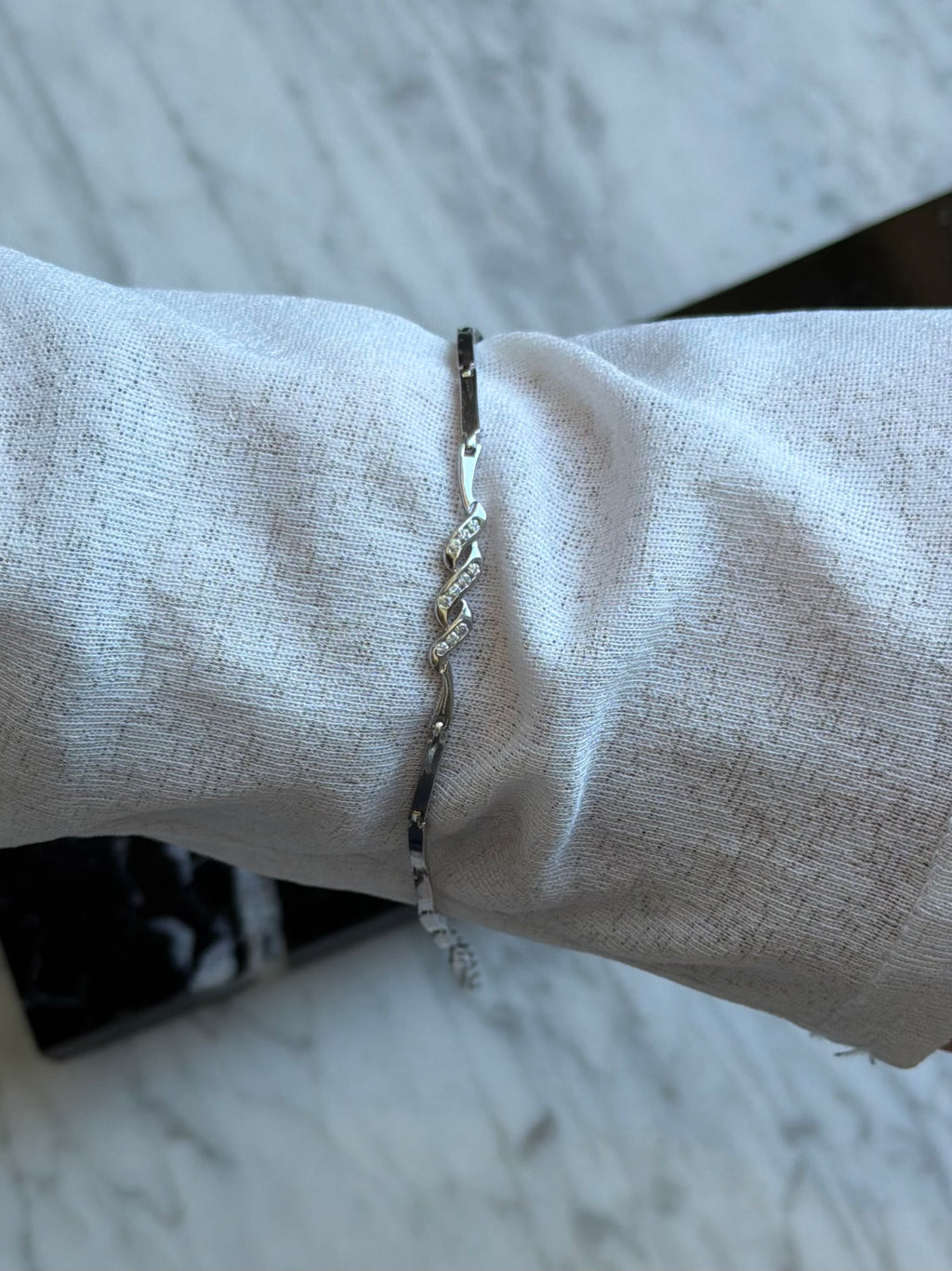 Vintage sterlingsølv armbånd med aflange led og 3 bølger isat klare sten, 18-21cm