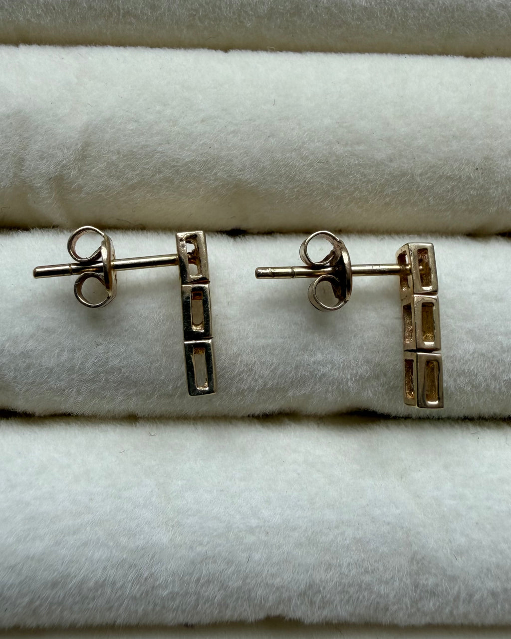 Vintage 14 karat guldørestikkere i firkantet design