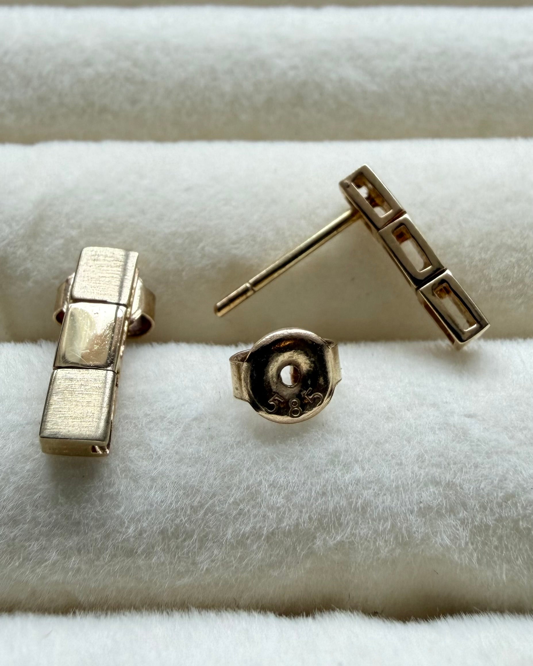Vintage 14 karat guldørestikkere i firkantet design