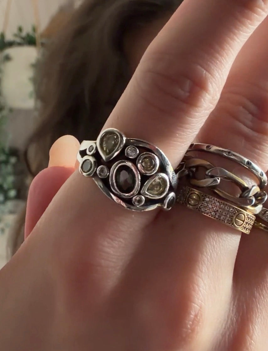 Vintage sterlingsølv ring med sten i grønne nuancer, str 54