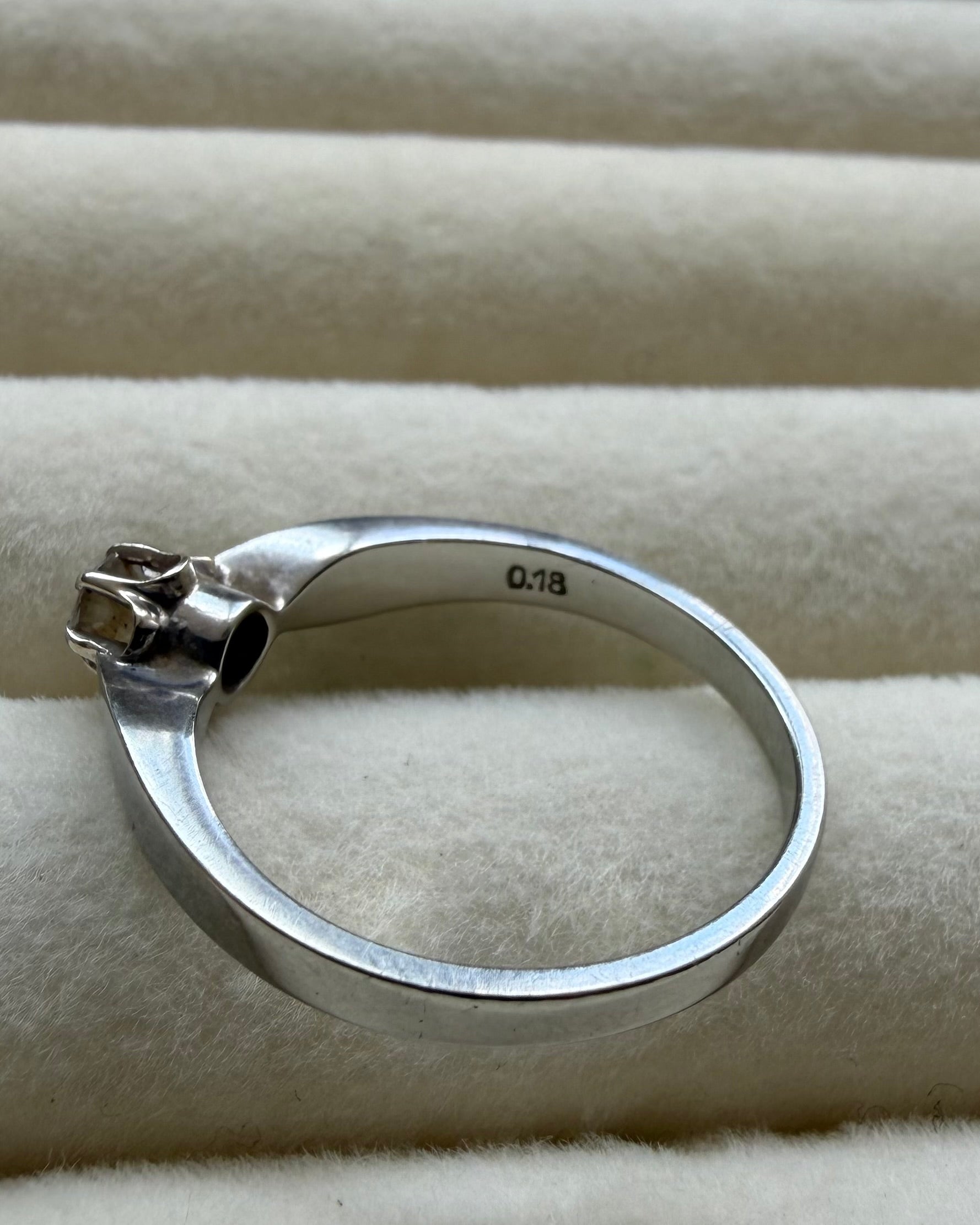 Vintage 14 karat hvidguldsring med 0,18 ct. brilliant