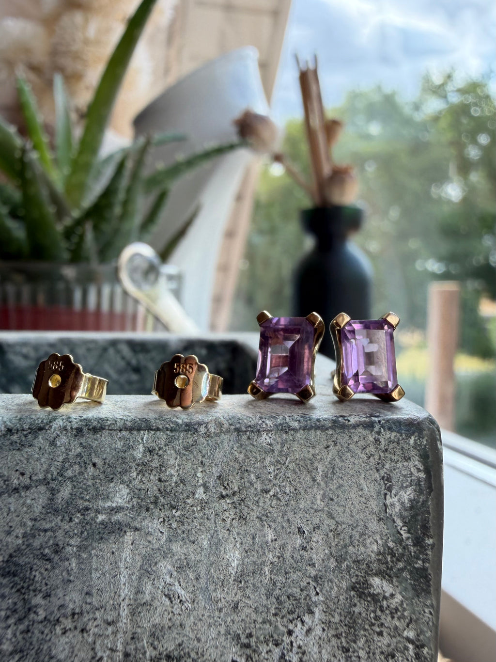 Vintage 8 karat guldørestikkere med ametyst og 14 karat baglåse