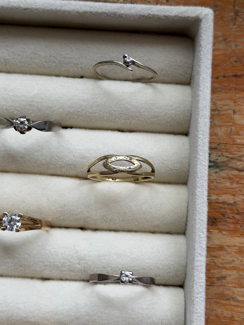 Vintage 14 karat guldring med 0.02 carat brillianter