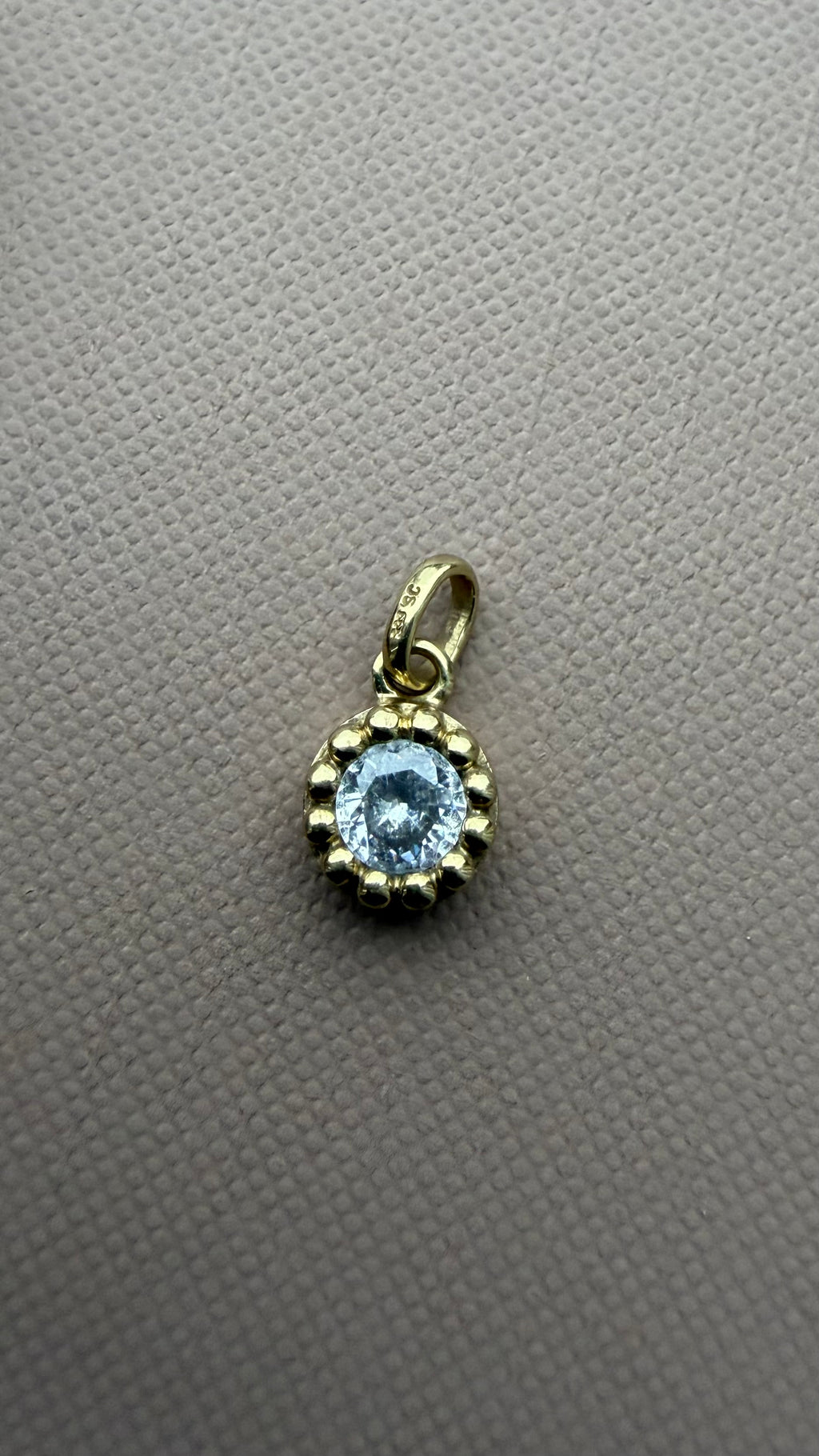 Vintage 8 karat guldvedhæng med rund klar sten