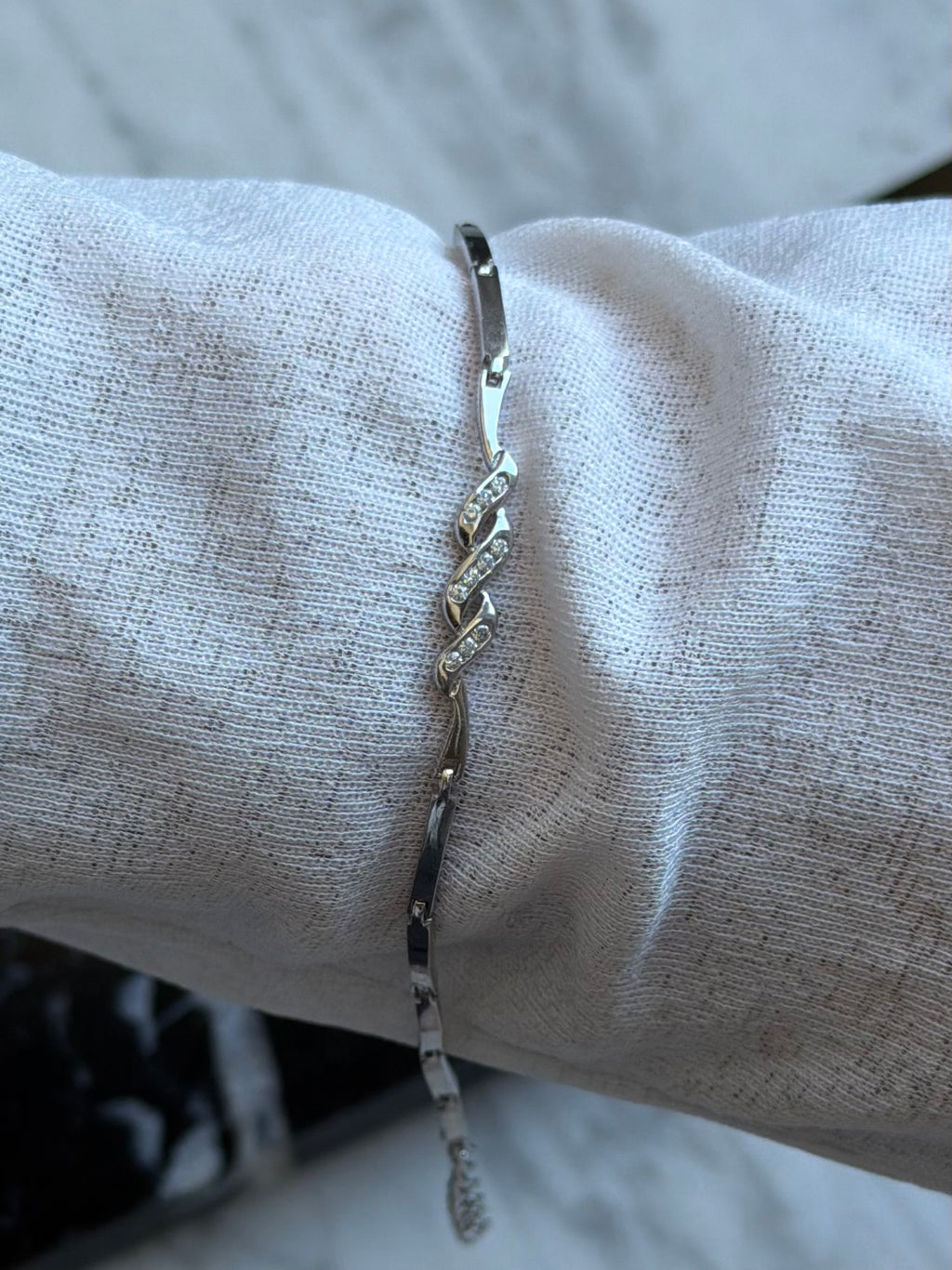Vintage sterlingsølv armbånd med aflange led og 3 bølger isat klare sten, 18-21cm
