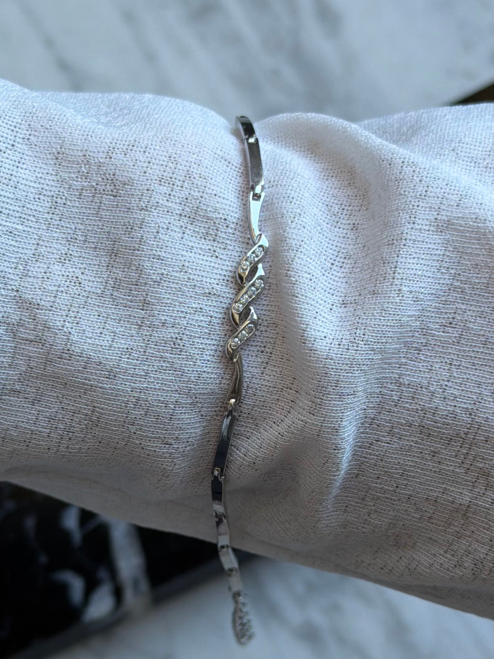 Vintage sterlingsølv armbånd med aflange led og 3 bølger isat klare sten, 18-21cm