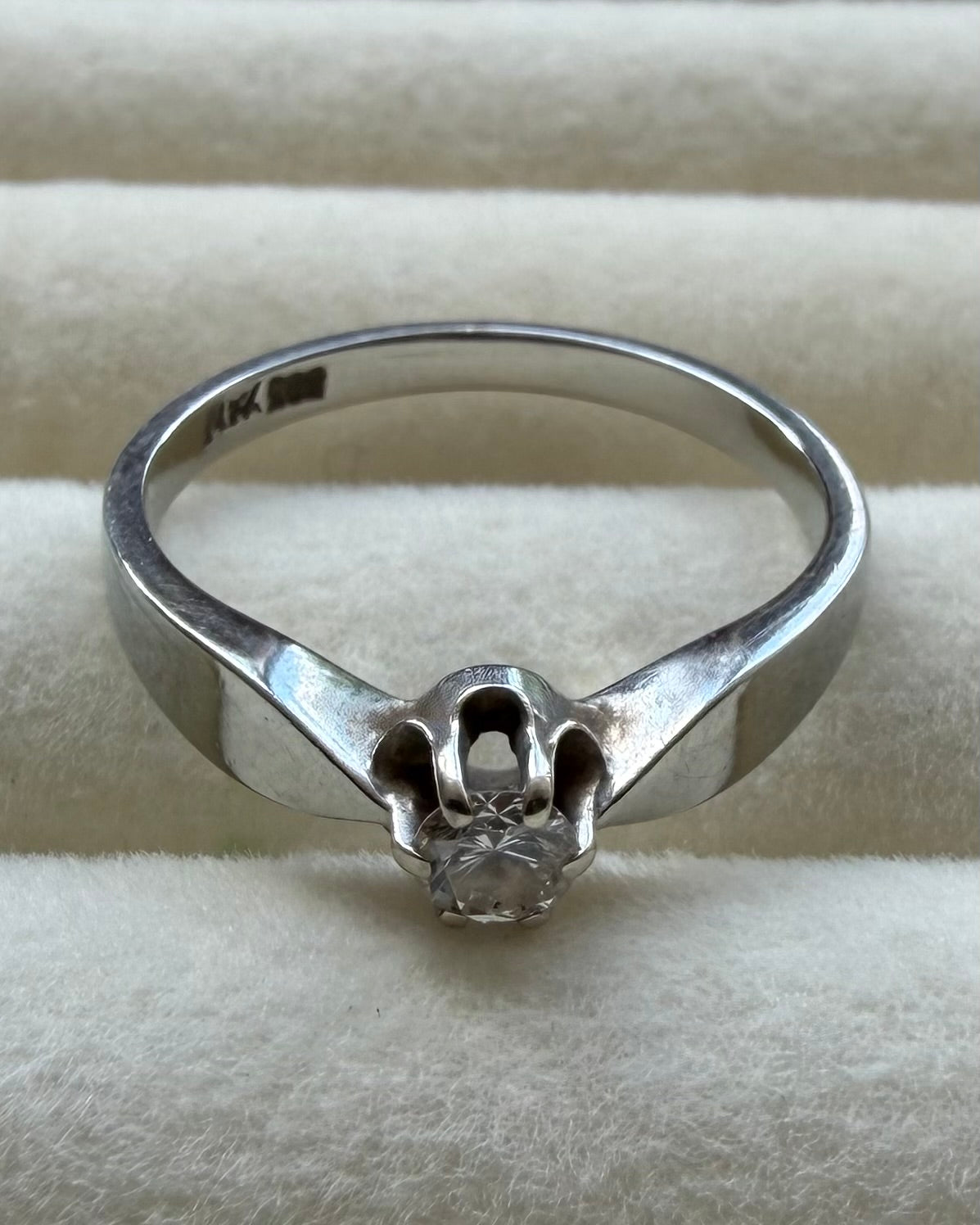 Vintage 14 karat hvidguldsring med 0,18 ct. brilliant