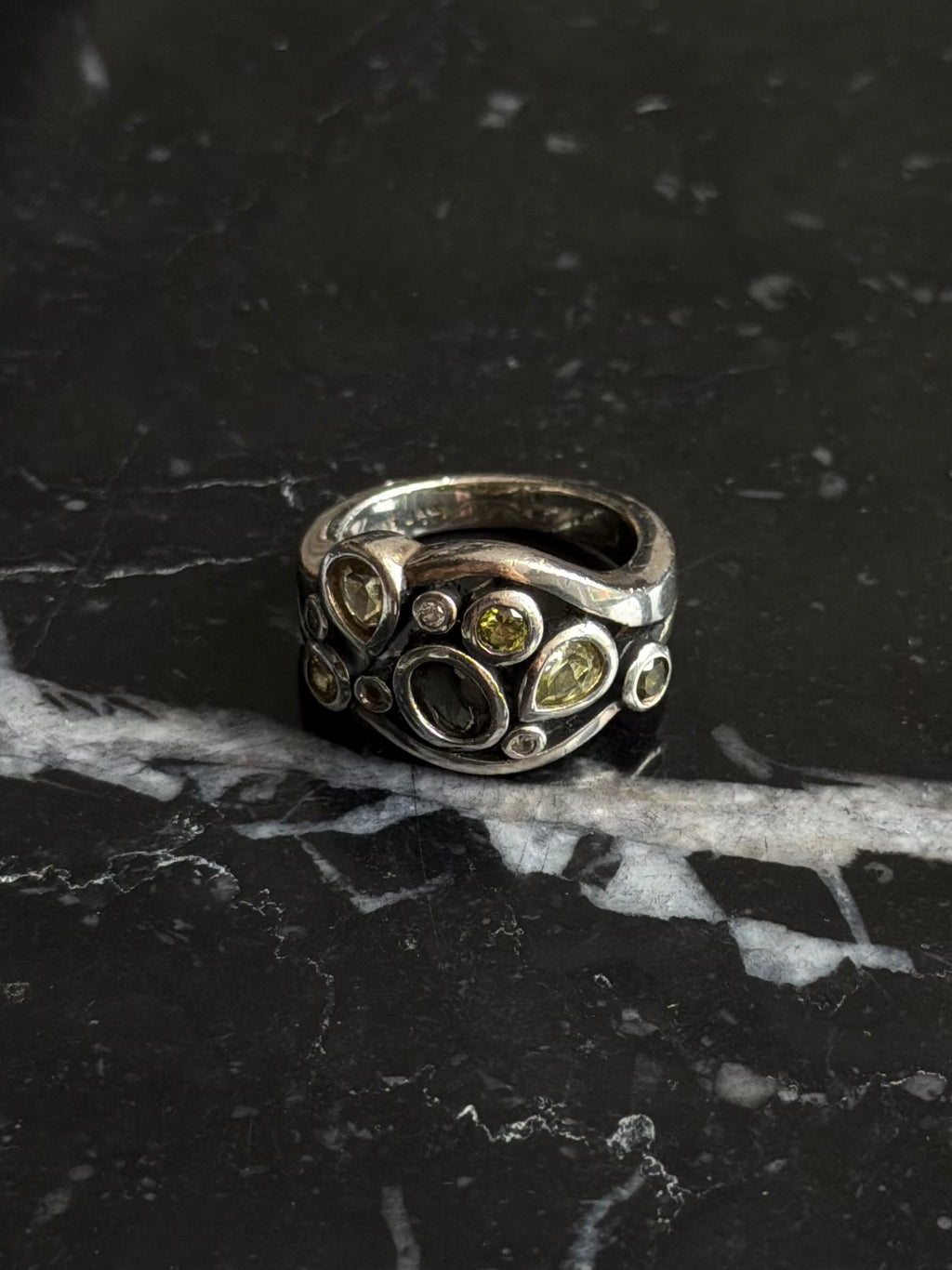 Vintage sterlingsølv ring med sten i grønne nuancer, str 54