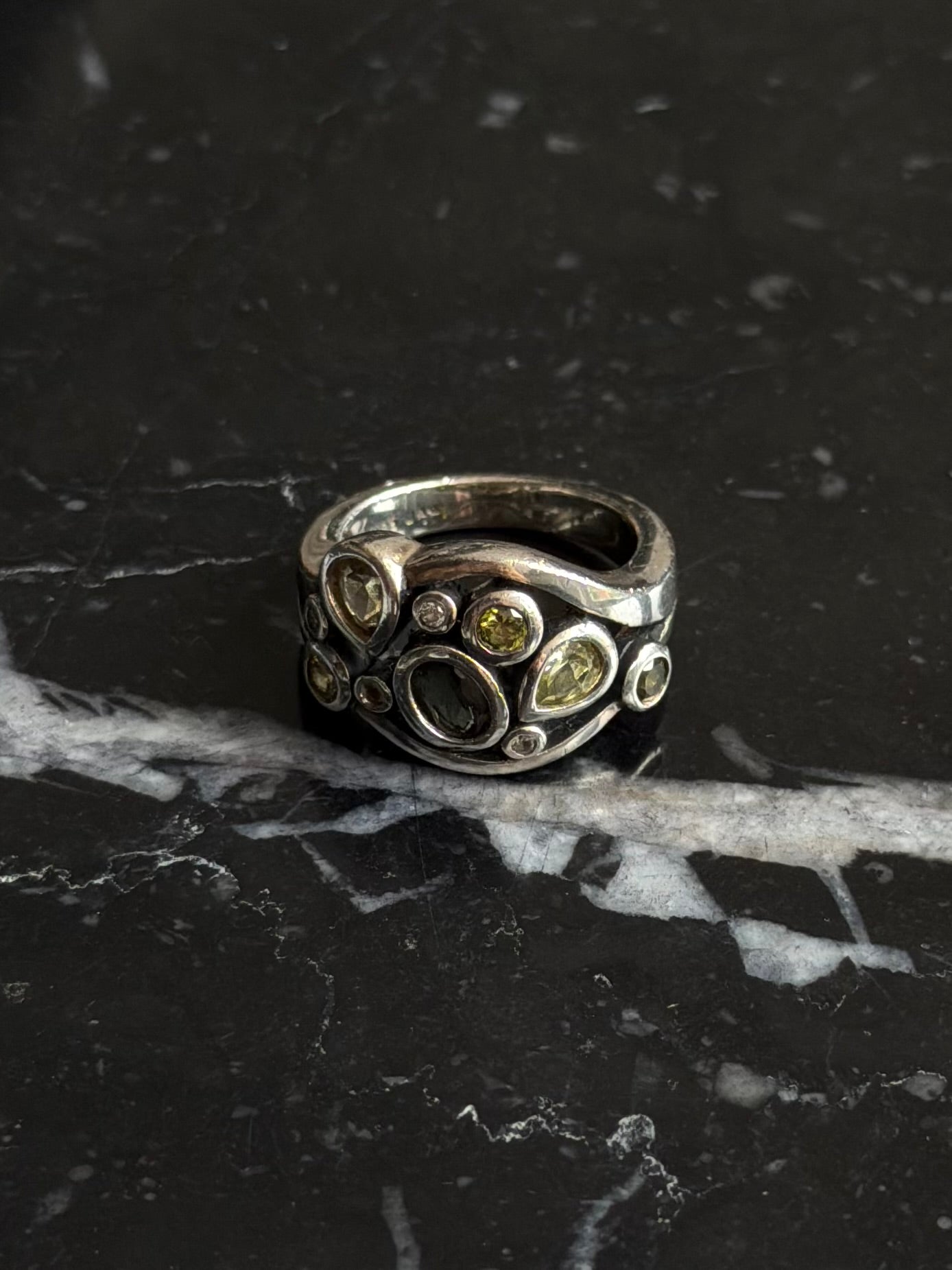 Vintage sterlingsølv ring med sten i grønne nuancer, str 54