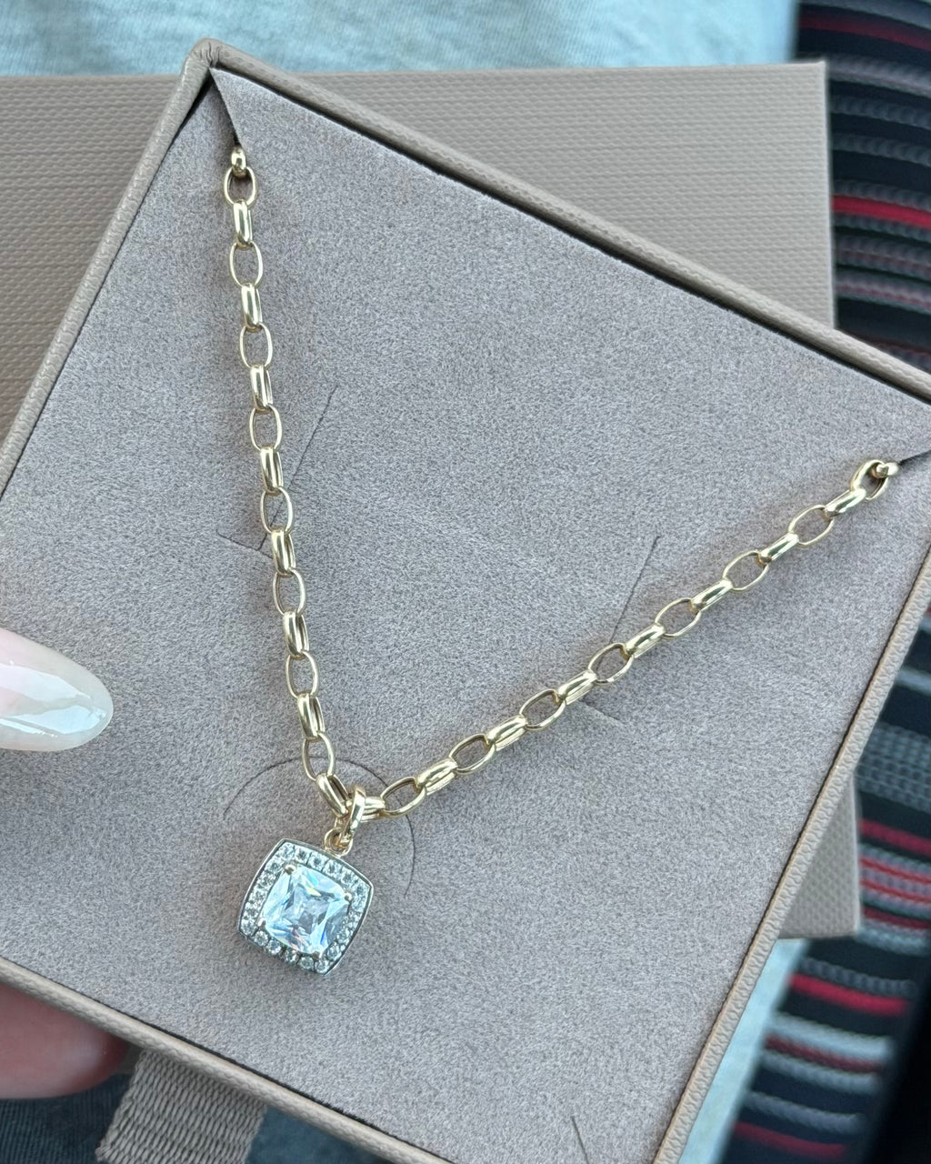 Vintage 9 karat guldhalskæde og vedhæng med cushion-cut sten samt halo-effekt
