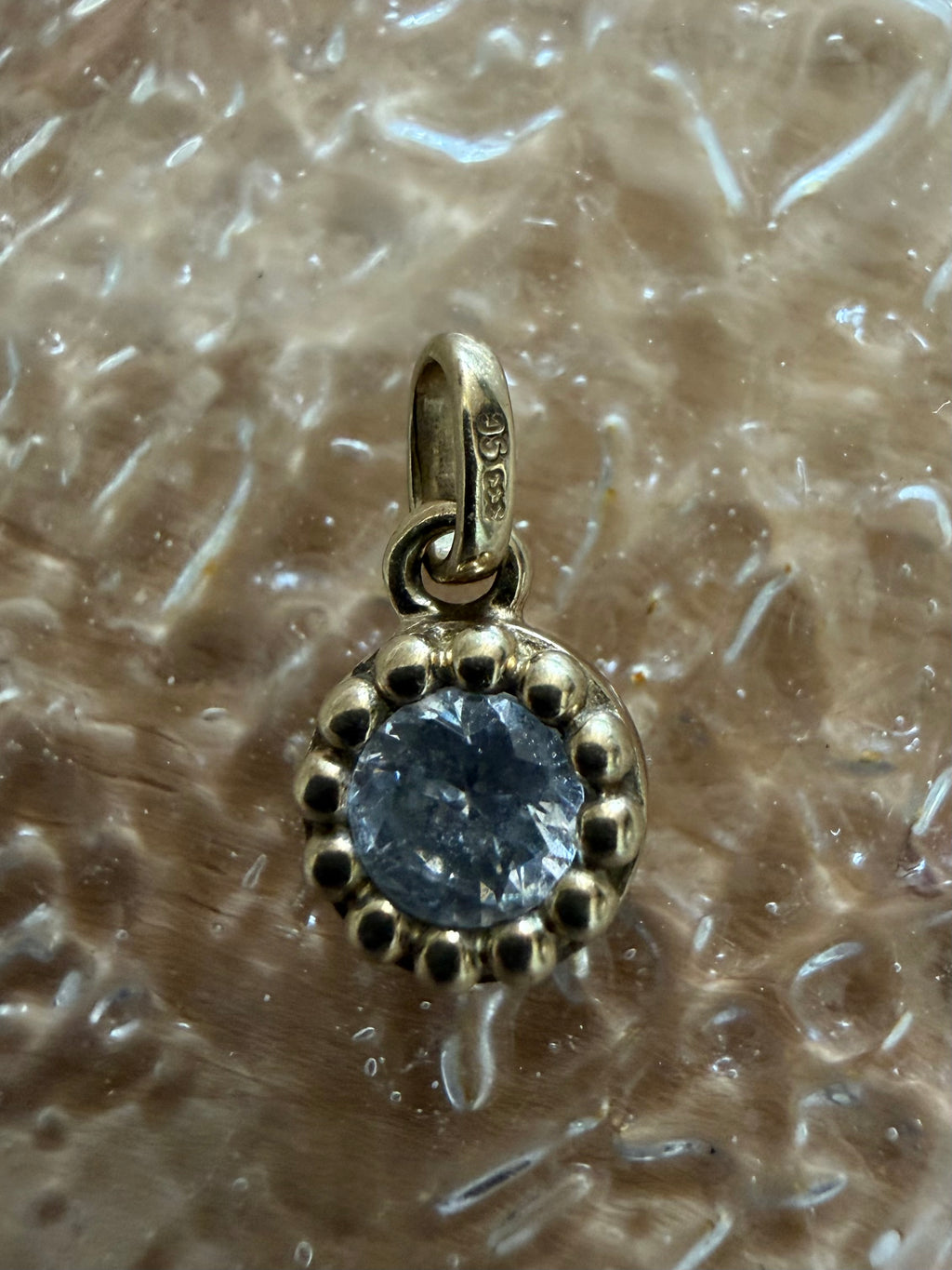 Vintage 8 karat guldvedhæng med rund klar sten
