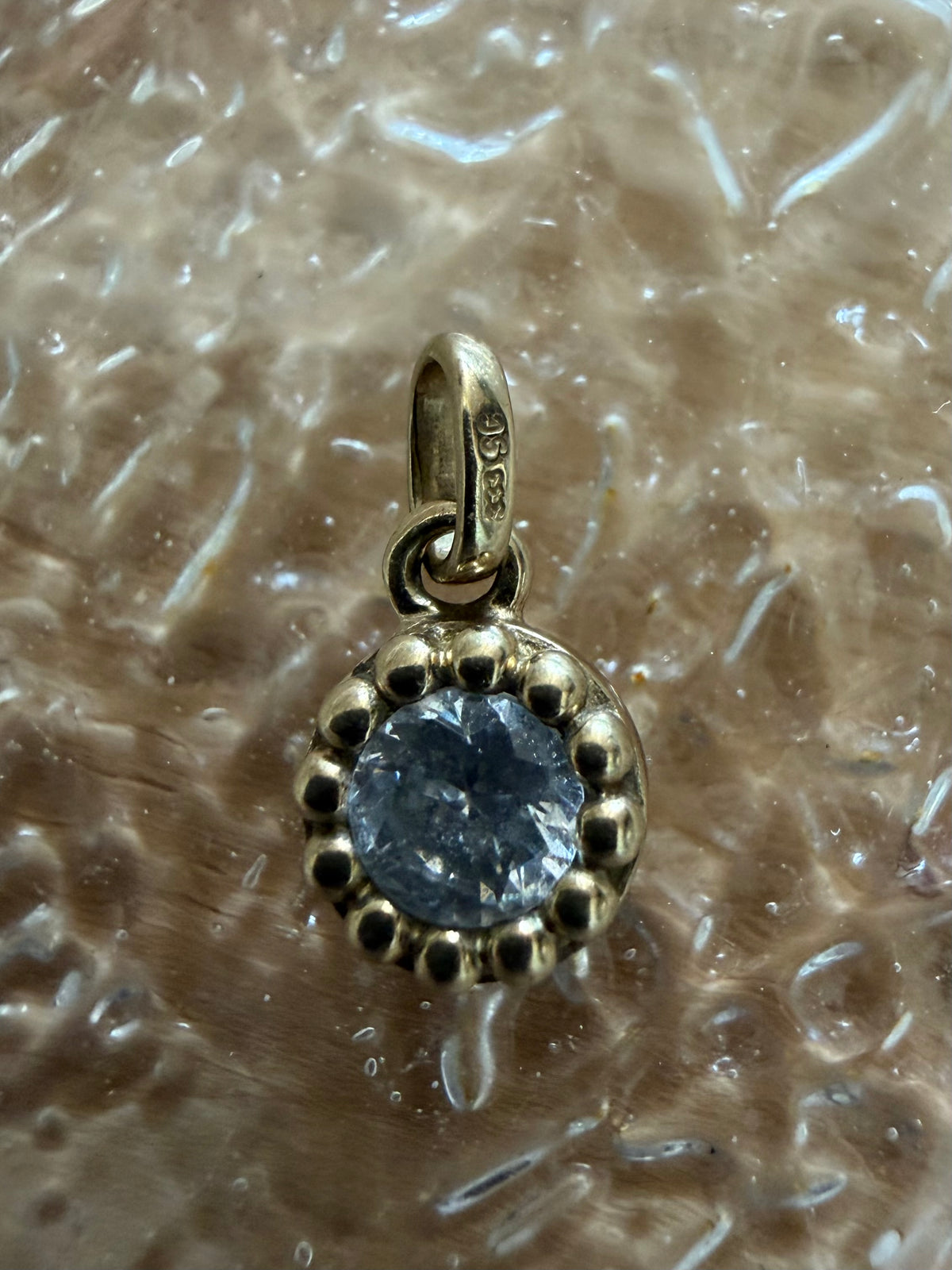 Vintage 8 karat guldvedhæng med rund klar sten