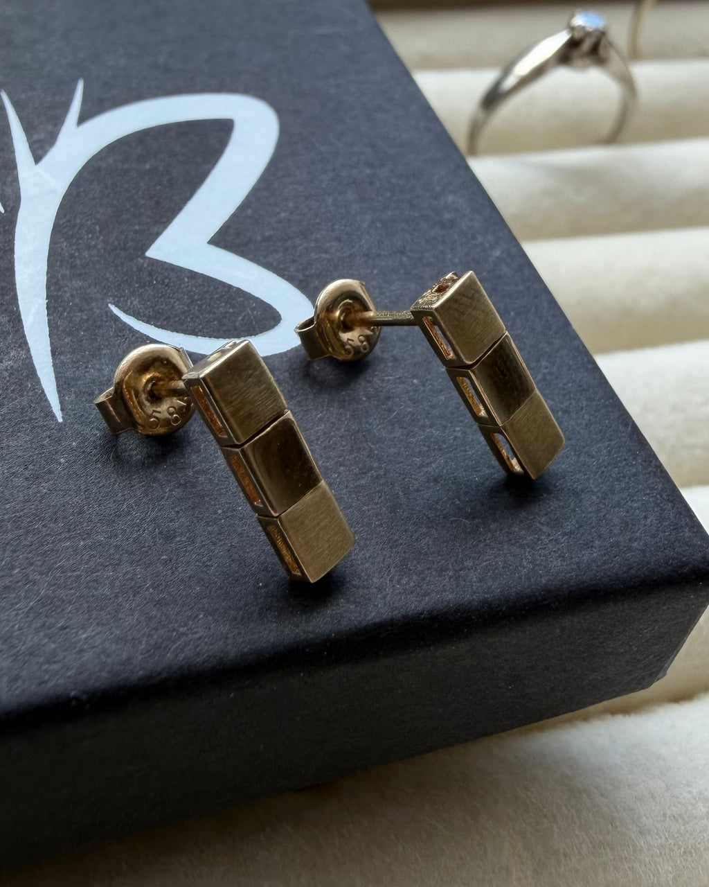 Vintage 14 karat guldørestikkere i firkantet design