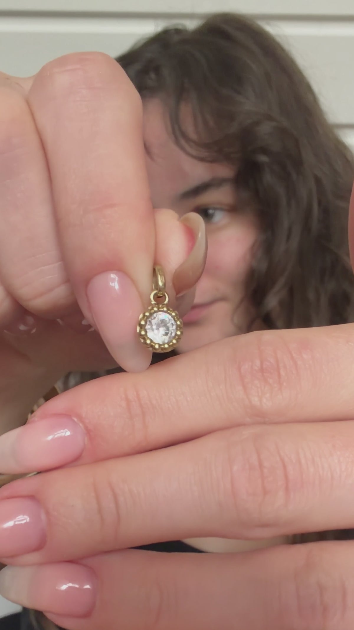 Vintage 8 karat guldvedhæng med rund klar sten